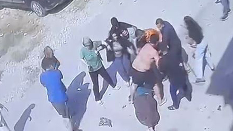 Adana'da çocuk gürültüsü kavgası kana bulandı: Zincirli, keserli saldırı kamerada