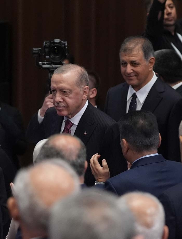 İzmir, AK Partiye geçti Cumhurbaşkanı Erdoğan, Cemil Tugaya rozet taktı