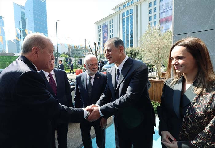 İzmir, AK Partiye geçti Cumhurbaşkanı Erdoğan, Cemil Tugaya rozet taktı