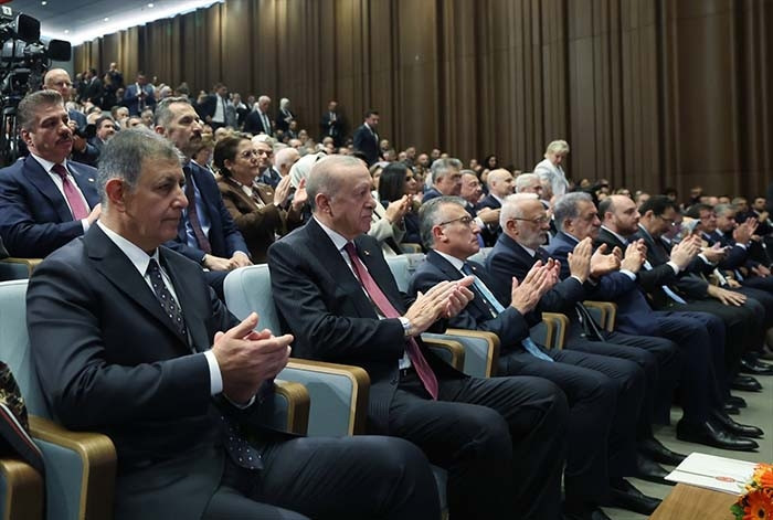 İzmir, AK Partiye geçti Cumhurbaşkanı Erdoğan, Cemil Tugaya rozet taktı