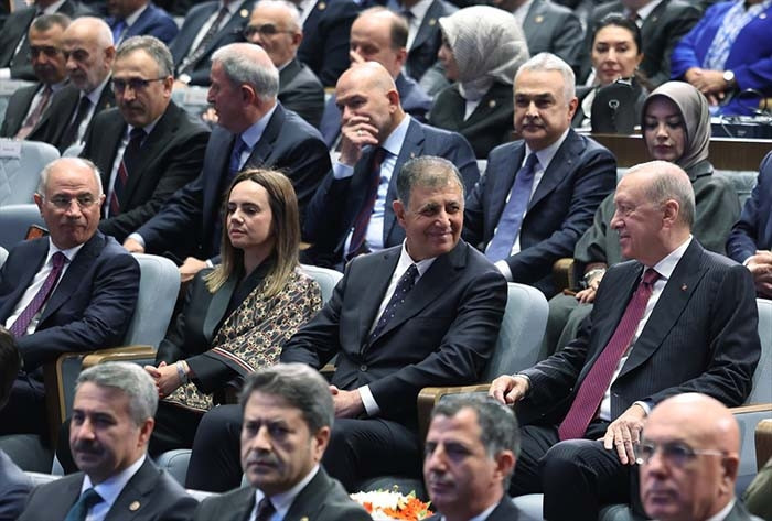 İzmir, AK Partiye geçti Cumhurbaşkanı Erdoğan, Cemil Tugaya rozet taktı
