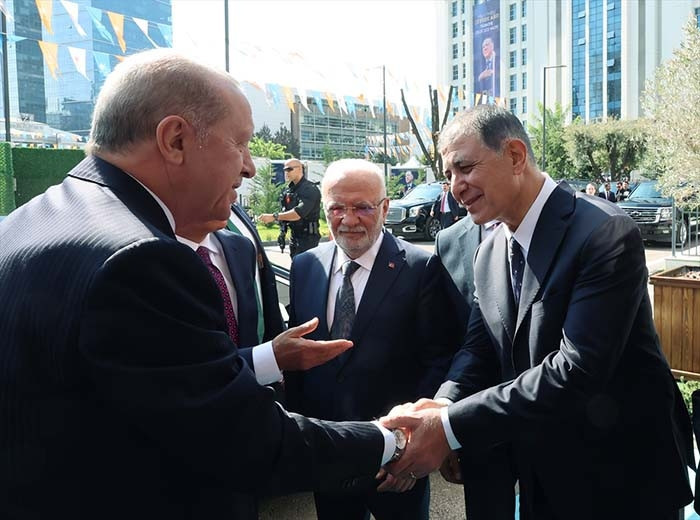 İzmir, AK Partiye geçti Cumhurbaşkanı Erdoğan, Cemil Tugaya rozet taktı