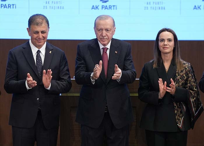 İzmir, AK Partiye geçti Cumhurbaşkanı Erdoğan, Cemil Tugaya rozet taktı