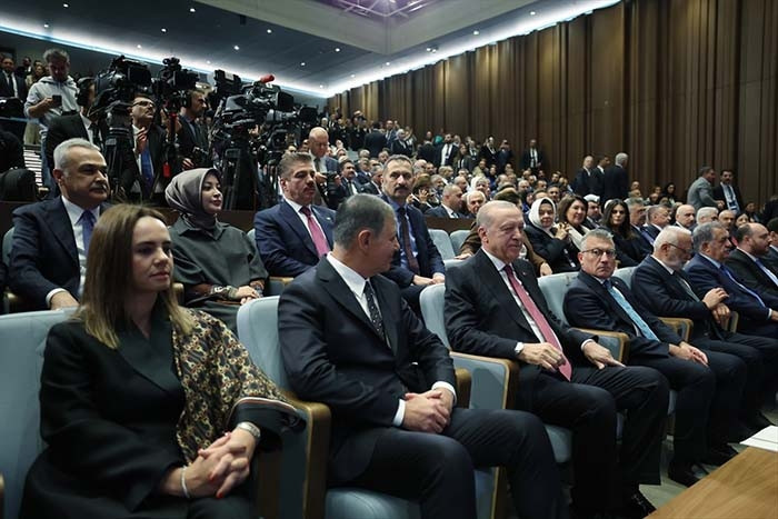 İzmir, AK Partiye geçti Cumhurbaşkanı Erdoğan, Cemil Tugaya rozet taktı