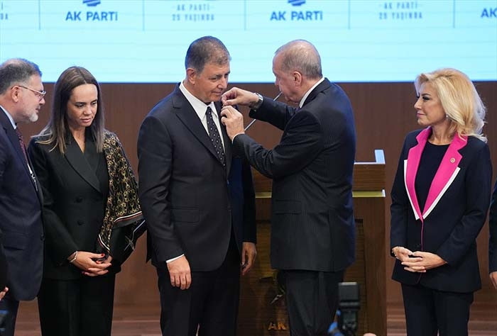 İzmir, AK Partiye geçti Cumhurbaşkanı Erdoğan, Cemil Tugaya rozet taktı