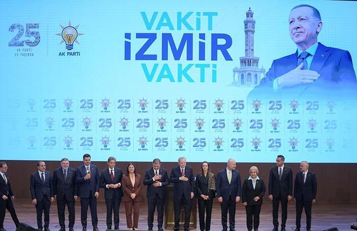 İzmir, AK Partiye geçti Cumhurbaşkanı Erdoğan, Cemil Tugaya rozet taktı