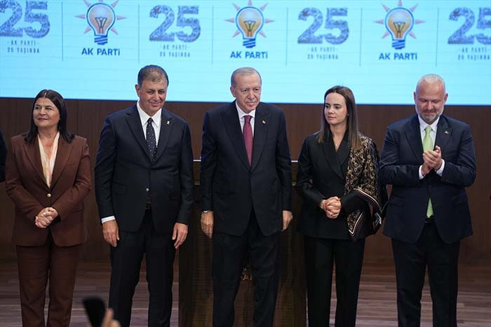 İzmir, AK Partiye geçti Cumhurbaşkanı Erdoğan, Cemil Tugaya rozet taktı