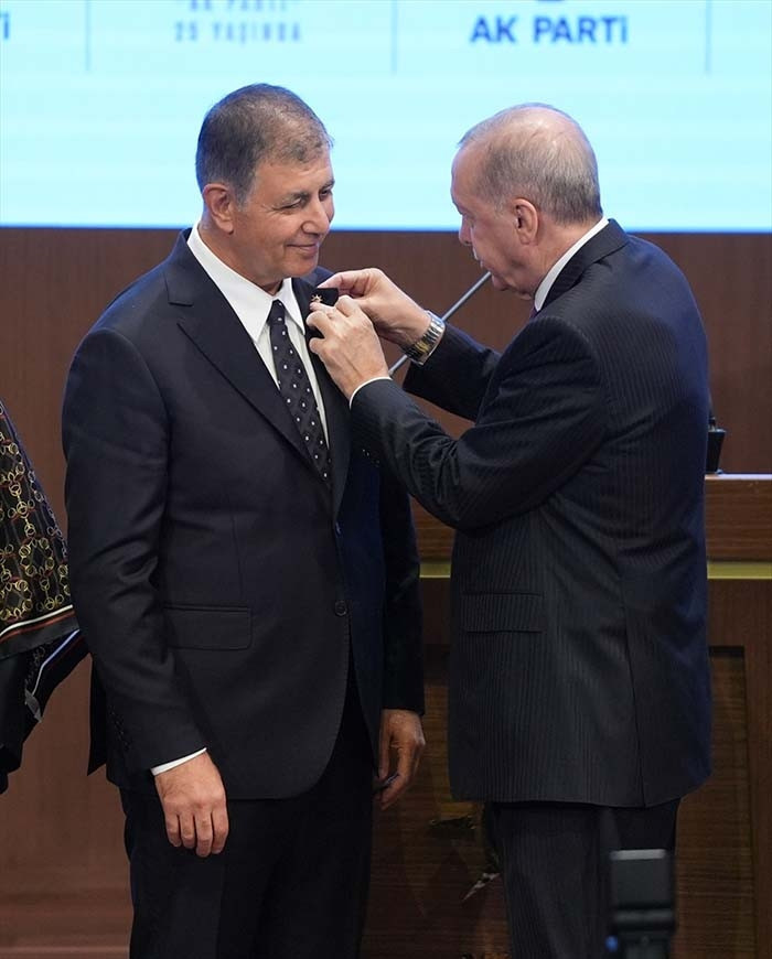 İzmir, AK Partiye geçti Cumhurbaşkanı Erdoğan, Cemil Tugaya rozet taktı