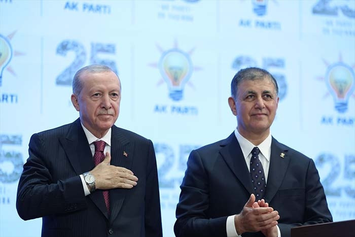 İzmir, AK Partiye geçti Cumhurbaşkanı Erdoğan, Cemil Tugaya rozet taktı