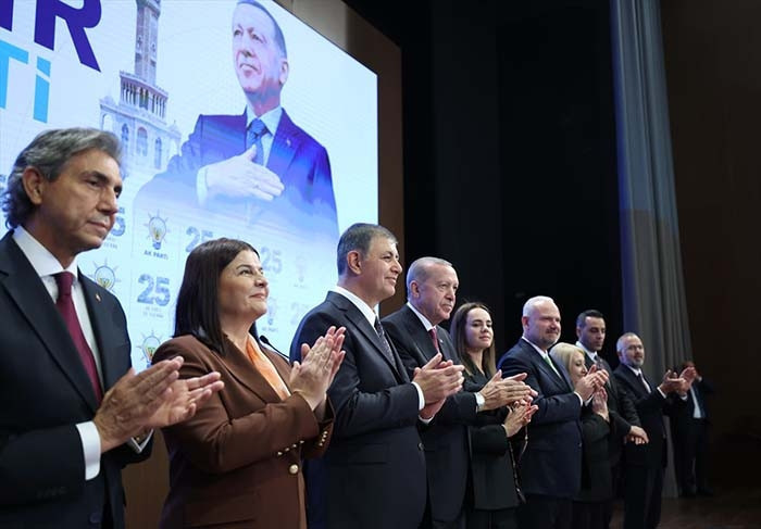 İzmir, AK Partiye geçti Cumhurbaşkanı Erdoğan, Cemil Tugaya rozet taktı