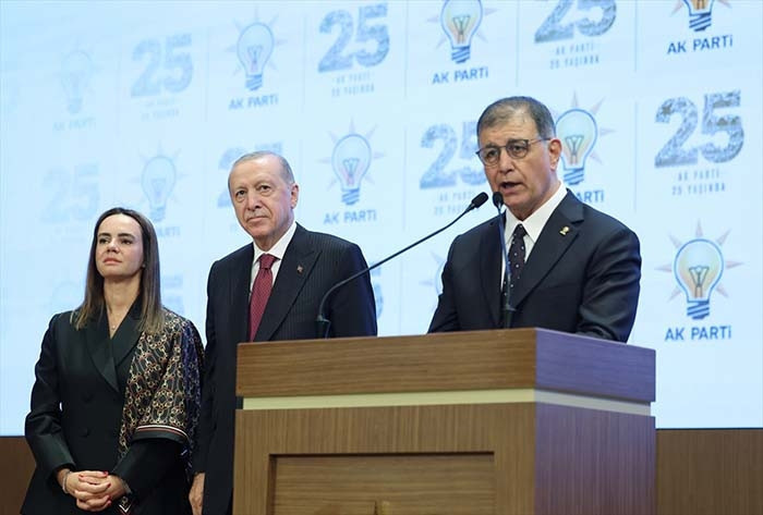 İzmir, AK Partiye geçti Cumhurbaşkanı Erdoğan, Cemil Tugaya rozet taktı