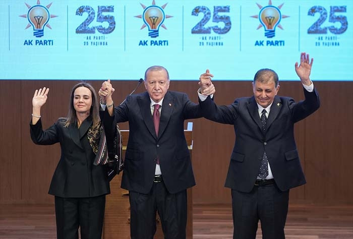 İzmir, AK Partiye geçti Cumhurbaşkanı Erdoğan, Cemil Tugaya rozet taktı
