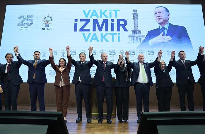 İzmir, AK Partiye geçti Cumhurbaşkanı Erdoğan, Cemil Tugaya rozet taktı