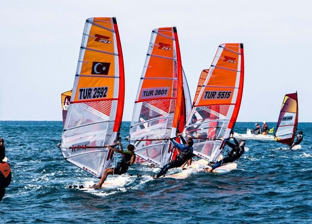 Yelken yarışları Foça’ya renk kattı