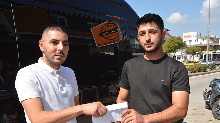 Motosikletle giderken cebindeki paraları düşürmüştü: Servis şoförü parayı sahibine ulaştırdı