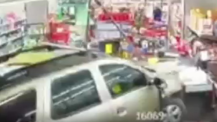 Fren yerine gaza bastı, otomobille markete daldı: O anlar kamerada