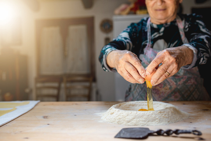 101 YAŞINDA, YEMEKLERİNİ HALA KENDİSİ YAPIYOR
