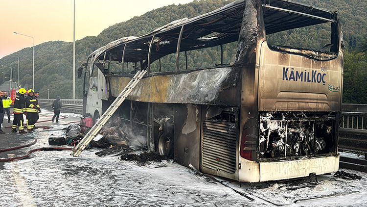 Yolcu otobüsü otoyolda alev alev yandı: Şoförün dikkati faciası önledi