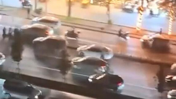 Yaya geçidinde ölüme düşüş! İstanbul'da motosiklet yere düşen adamın üzerinden geçti
