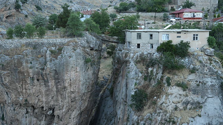 Yürekleri ağza getiren ev Diyarbakır'da ilgi odağı oldu: Kanyonun ortasında yaşıyorlar