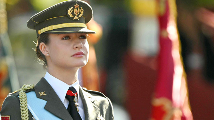 İki ay önce çıkardığı üniformayı yeniden giydi... Güne damga vuran sürpriz evlilik teklifi