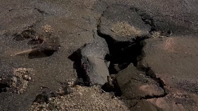 Adıyaman'da şiddetli sağanak hayatı felç etti: Yollar çöktü trafik durdu