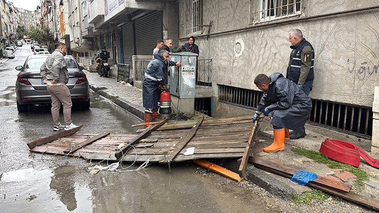 İstanbul'da bodrum katta can pazarı: Su basan dairede mahsur kalan vatandaş kurtarıldı