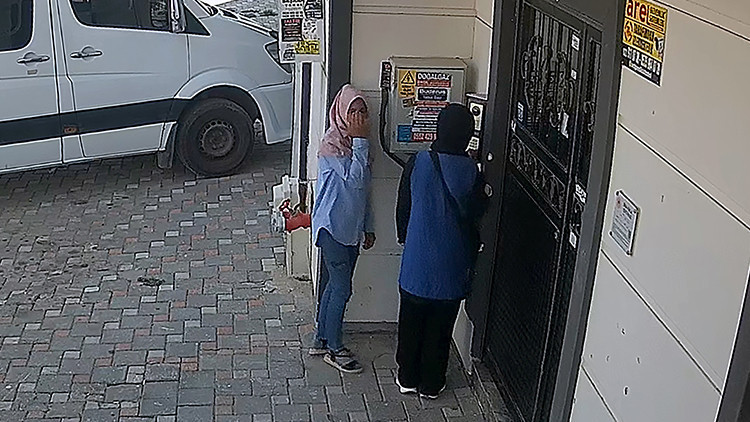 Adana'da eşarp ve plastik aparatla hırsızlık: Güvenlik kamerası ele verdi