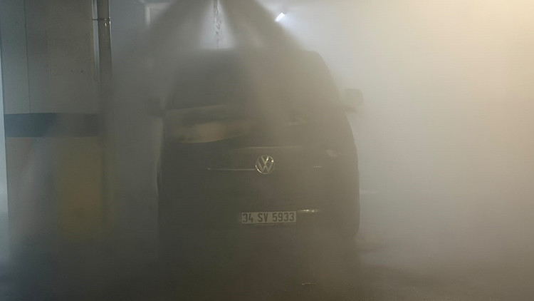Gece yarısı otoparkta yangın paniği: Site sakinleri sokağa döküldü