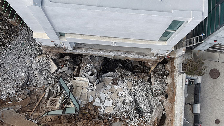 Parasızlıktan önüne gelen her filme evet diyordu… Ünlü oyuncu 10 milyonluk evini dev bir obruk yutmasın diye çırpınıyor Parasızlıktan önüne gelen her filme evet diyordu… Ünlü oyuncu 10 milyonluk evini dev bir obruk yutmasın diye çırpınıyor