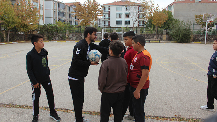 Görme engelli Abdülkadir, 11 yıl önce mezun olduğu ortaokula beden eğitimi öğretmeni oldu