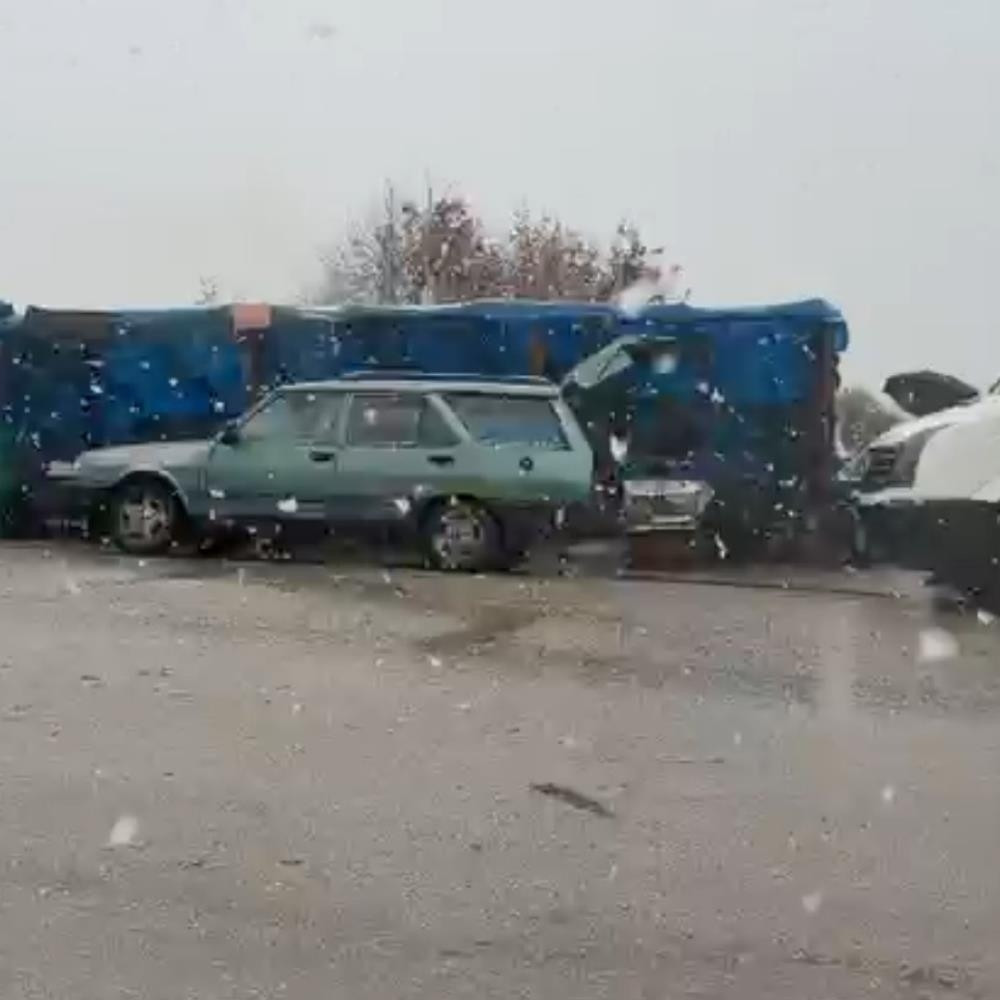 İki ilde mevsimin ilk karı düştü: Lapa lapa kar yağdı Her yer beyaza büründü