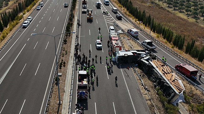 Manisa'daki otobüs kazasından acı haber geldi: Hayatını kaybedenlerin sayısı 12'ye çıktı