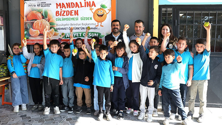 Çiftçiye destek, çocuklara ikram: 100 ton mandalina dağıtıldı