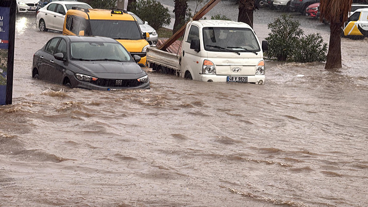 Bodrum’da sağanak cadde ve sokakları göle çevirdi: Araçlar yolda mahsur kaldı
