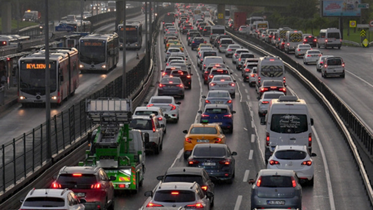 İstanbul'da '29 Ekim' trafiği: Yollar kilitlendi