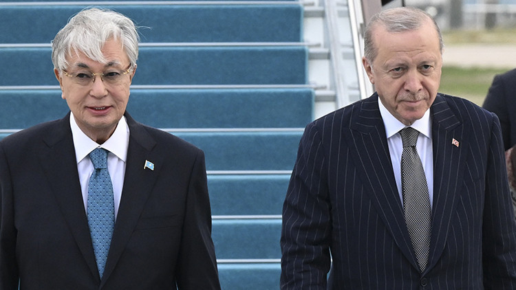 Cumhurbaşkanı Erdoğan, Tokayev'i havalimanında karşıladı
