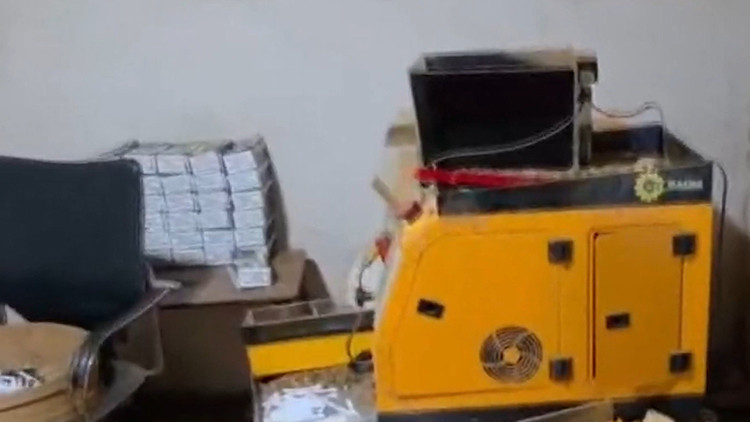 Evi fabrikaya çevirmişler: 120 bin dolu makaron ve tütün fırını ele geçirildi
