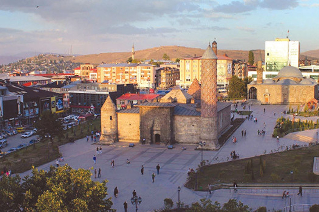Erzurum’un arka sokaklarında zaman burcunda bir yolcu