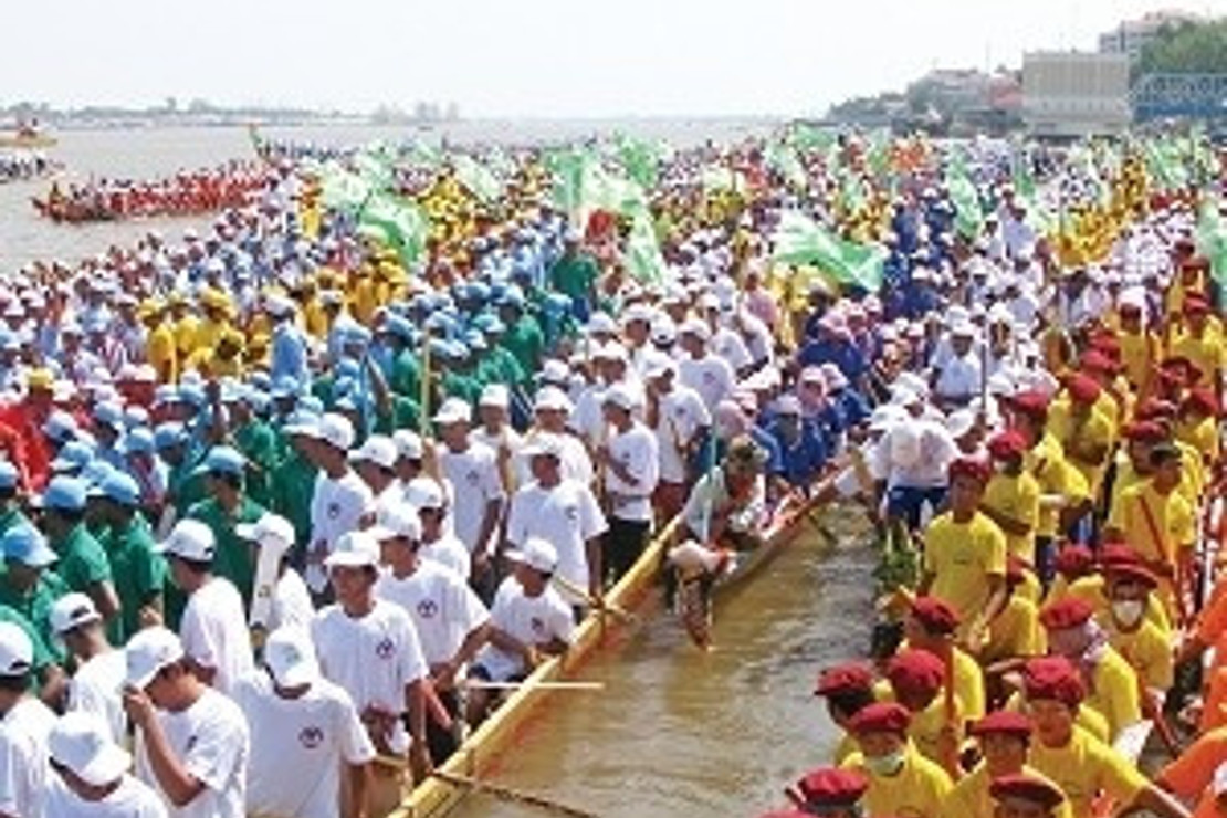 Tonle Sap ters akar kıyısında şenlik başlar