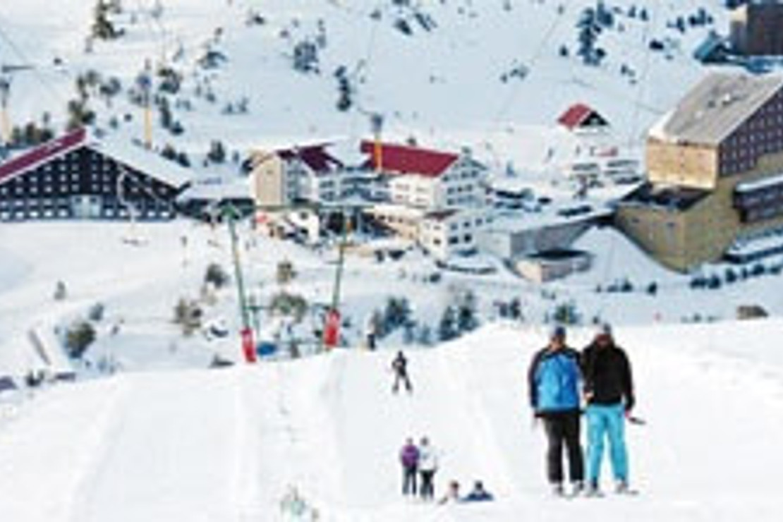 Kartalkaya’da kar bol, eğlence arttı