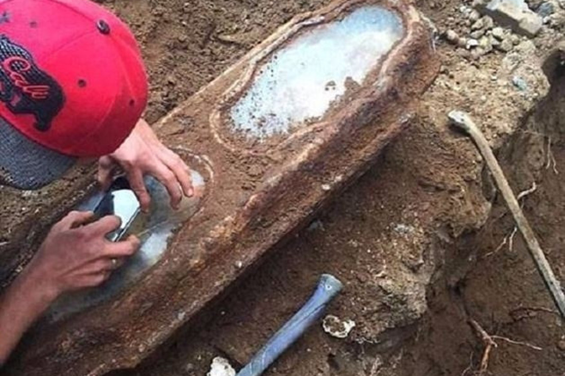 Evlerinin altından tabut çıktı