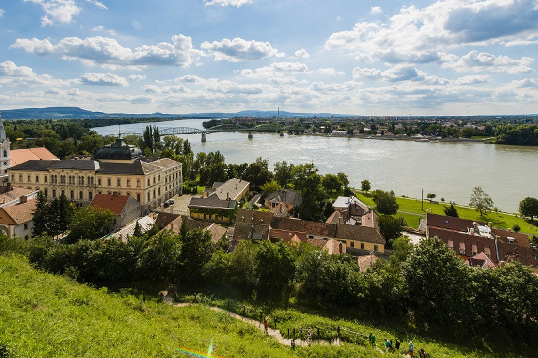 Estergon’da Tuna dertli akıyor