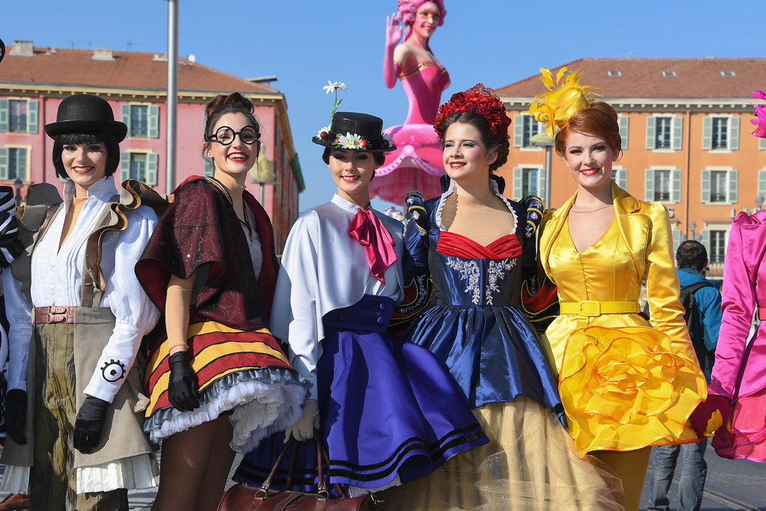 Çiçekler ve dev figürlerin karnavalı 