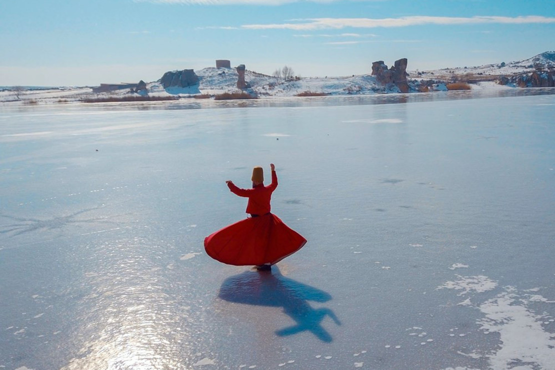 Buz tutan Emre Gölü'nde sema gösterisi