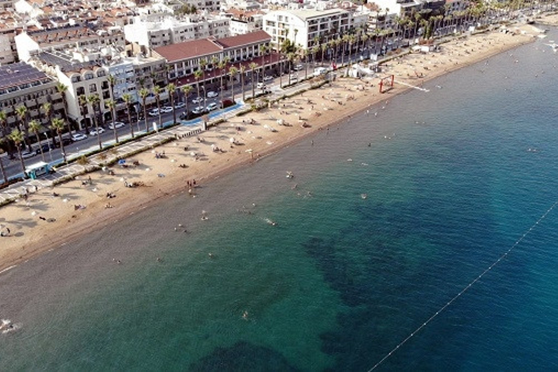 Marmaris'te halk plajında sosyal mesafeli deniz keyfi drone ile görüntülendi