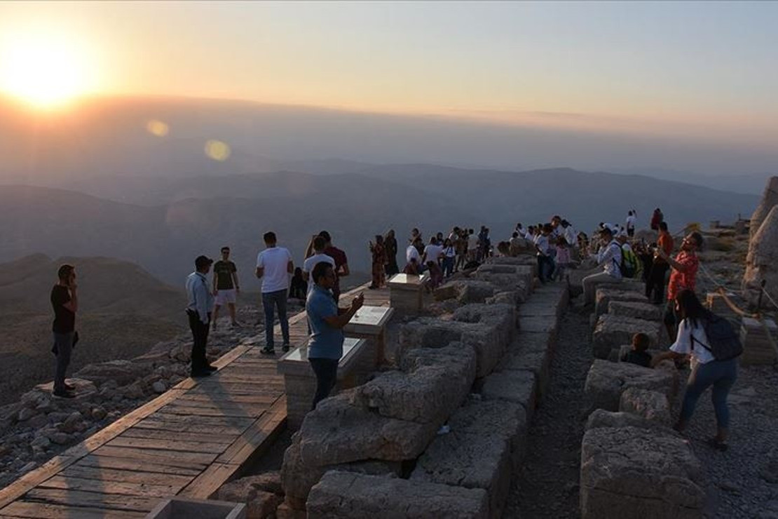 Nemrut eşsiz manzarasıyla ziyaretçilerini büyülüyor