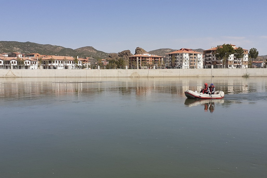 Sivas’tan botla Kızılırmak yolculuğuna çıkan baba ile oğlu Osmancık’a ulaştı