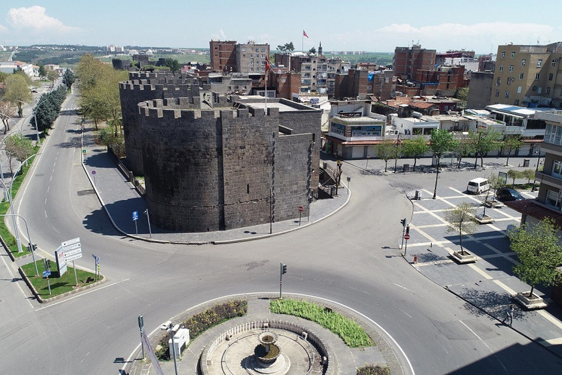 90 yıl önce top atışlarıyla 'hava gelmiyor' diye yıkılan Diyarbakır surları yeniden inşa edilecek