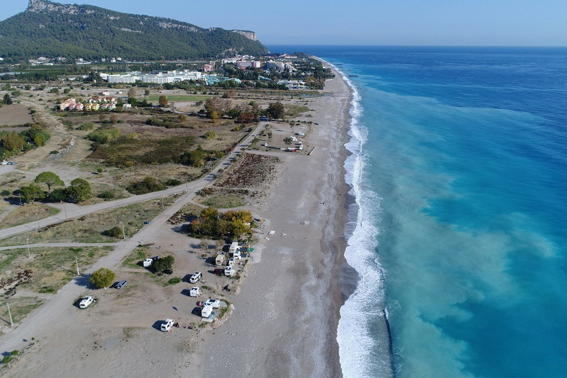 Karavanda beş yıldızlı otellerin yanı başında izole yaşam